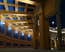 Bastion Sakwowy nocą, gdy fontanna już nie działa, a iluminacja jest przygaszona.