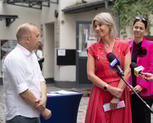 Tomasz Kosmalski i Renata Granowska, podpisanie umowy w sprawie neonów, 20 czerwca 2024