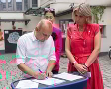Tomasz Kosmalski i Renata Granowska, podpisanie umowy w sprawie neonów, 20 czerwca 2024