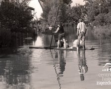 <p>Wielka pow&oacute;dź we Wrocławiu. Trzy osoby na tratwie na Swojczycach&nbsp;</p>