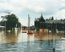 <p>Wielka pow&oacute;dź we Wrocławiu, pl. Powstańc&oacute;w Wielkopolskich, w głębi szpital MSW</p>
<p>&nbsp;</p>