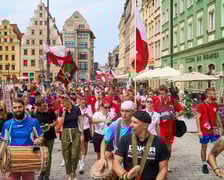 <p>Parada rozpoczynająca Międzynarodowy Turniej Piłki Nożnej Ulicznej Os&oacute;b Bezdomnych Wrocław Cup 2024</p>