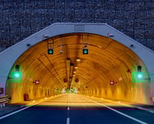 Oświetlony tunel na trasie S3