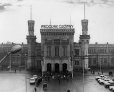 <p>Dworzec Gł&oacute;wny we Wrocławiu w latach 70. Elewacja frontowa</p>