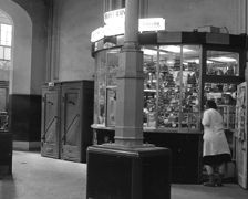 <p>Dworzec Gł&oacute;wny we Wrocławiu w latach 70. Środkowy westybul, filar i sklepik</p>