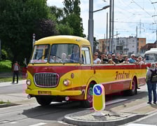 <p>Fredruś, Jelcz-og&oacute;rek w wersji kabriolet, to jeden z symboli Wrocławia. Zdjęcie pochodzi z parady zabytkowych pojazd&oacute;w zorganizowanej z okazji otwarcia trasy na Nowy Dw&oacute;r (wrzesień 2023 rok)</p>