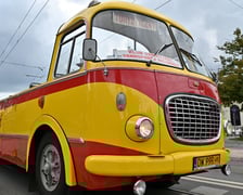 <p>Fredruś, Jelcz-og&oacute;rek w wersji kabriolet, to jeden z symboli Wrocławia. Zdjęcie pochodzi z parady zabytkowych pojazd&oacute;w zorganizowanej z okazji otwarcia trasy na Nowy Dw&oacute;r (wrzesień 2023 rok)</p>