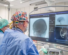 Neurochirurdzy i radiolodzy z Uniwersyteckiego Szpitala Klinicznego we Wrocławiu wykorzystali nowy typ urządzeń do leczenia tętniaków mózgu.