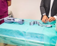 Neurochirurdzy i radiolodzy z Uniwersyteckiego Szpitala Klinicznego we Wrocławiu wykorzystali nowy typ urządzeń do leczenia tętniaków mózgu.