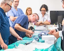 Neurochirurdzy i radiolodzy z Uniwersyteckiego Szpitala Klinicznego we Wrocławiu wykorzystali nowy typ urządzeń do leczenia tętniaków mózgu.
