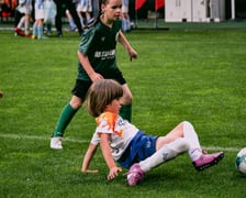 <p><strong>21-22.09, 28-29.09 &ndash; Tarczyński Arena Cup</strong></p>
<p>6. edycja turnieju dla młodych piłkarzy i piłkarek w czterech kategoriach wiekowych U7, U8, U9 i U10. Zawodnicy będą rywalizować w turniejach eliminacyjnych na sztucznych boiskach na terenie parkingu stadionu od strony ul. Lotniczej. Najlepsze ekipy zmierzą się w turnieju finałowym na płycie gł&oacute;wnej Tarczyński Areny. Turnieje eliminacyjne odbędą się w weekendy: 21-22.09, 28-29.09, 12-13.10 oraz 19-20.10, zaś finały odbędą się w ostatnim tygodniu października. Więcej informacji na:&nbsp;<a href="https://www.facebook.com/TarczynskiArenaCup">www.facebook.com/TarczynskiArenaCup</a></p>