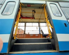 <p>Konstal 105, przyszły foodtram, jest już na terenie dawnej zajezdni tramwajowej Dąbie, w kt&oacute;rej mieści się Czasoprzestrzeń</p>