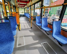 <p>Konstal 105, przyszły foodtram, jest już na terenie dawnej zajezdni tramwajowej Dąbie, w kt&oacute;rej mieści się Czasoprzestrzeń</p>