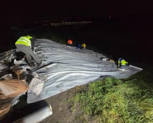 Pracownicy MPWiK zabezpieczający wał