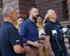 Wicepremier i szef MON Władysław Kosiniak-Kamysz i minister spraw wewnętrznych Tomasz Siemoniak na konferencji prasowej przed komendą wojewódzką Policji przy Podwalu
