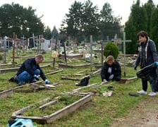 Porządkowanie grobów podopiecznych MOPS na cmentarzu na Psim Polu