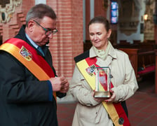 <p>Składanie kwiat&oacute;w i zniczy w kaplicy rajc&oacute;w w bazylice św. Elżbiety</p>