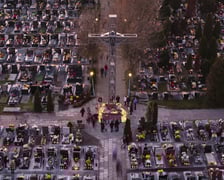 Cmentarz przy Bardziej, widok z góry, 1 listopada 2024