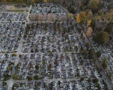 Cmentarz przy Bardziej, widok z góry, 1 listopada 2024