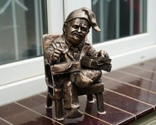 <p>Odsłonięcie Krasnala Praw Człowieka przy biurze Pełnomocnika Terenowego Rzecznika Praw Obywatelskich we Wrocławiu przy ul. Wierzbowej 5</p>