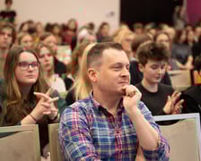 Dziś, 28 listopada, podczas konferencji wroc.win.with.hiv podsumowano efekty projektów profilaktycznych. Na pierwszym planie dr Bartosz Szetela, specjalista w dziedzinie chorób zakaźnych z Klinki Chorób Zakaźnych, Chorób Wątroby i Nabytych Niedoborów Odpornościowych Uniwersytetu Medycznego