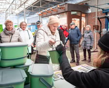 Przy stoisku z pojemnikami na bioodpady na targowisku Komandor (7 grudnia 2024 r.)