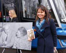 Uroczystość nadania imienia Hanny i Ludwika Hirszfeldów wrocławskiemu tramwajowi. Prof. Urszula Glensk, autorka książki "Hirszfeldowie. Zrozumieć krew"