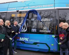 Uroczystość nadania imienia Hanny i Ludwika Hirszfeldów wrocławskiemu tramwajowi z udziałem władz miasta i przedstawicieli instytucji naukowych i MPK