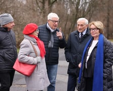 Uroczystość nadania imienia Hanny i Ludwika Hirszfeldów wrocławskiemu tramwajowi z udziałem władz miasta i przedstawicieli instytucji naukowych i MPK