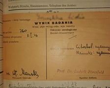 Karta z archiwum Uniwersytetu Medycznego z pieczęcią prof. Ludwika Hirszfelda