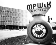 <p>Zakład oddano do użytku w 1982 roku. Od tamtej pory Wrocław przestał borykać się z niewystarczającą ilością wody.</p>