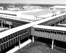 <p>Nowowybudowany system korytarzy w 1982 roku łączył wszystkie budynki kompleksu.</p>