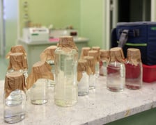 <p>Woda we wrocławskim MPWiK przechodzi szereg chemicznych, fizycznych i mikrobiologicznych test&oacute;w.</p>