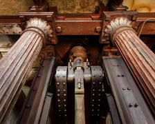 <p>Wnętrza wieży ciśnień kryją prawdziwe skarby technologiczne. Wszystkie one zaś skąpane są w kunsztownej, industrialnej architekturze.</p>