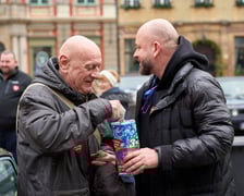 Prezydent Wrocławia Jacek Sutryk kwestuje podczas WOŚP