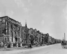 <p>Zniszczona ulica Powstańc&oacute;w Śląskich</p>