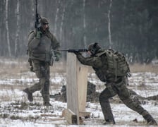 Szkolenia i zajęcia kondycyjne żołnierzy kompanii ochorny z lotniska Wrocław - Strachowice