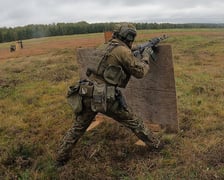 Szkolenia i zajęcia kondycyjne żołnierzy kompanii ochorny z lotniska Wrocław - Strachowice