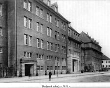 <p>Technikum 15 we Wrocławiu obchodzi 75-lecie istnienia. Zobacz jak wyglądało dawniej - budynek szkoły w 1910 roku</p>