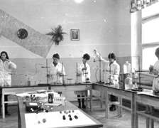 <p>Technikum 15 we Wrocławiu obchodzi 75-lecie istnienia. Zobacz jak wyglądało dawniej - pracownia chemiczna</p>