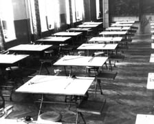 <p>Technikum 15 we Wrocławiu obchodzi 75-lecie istnienia. Zobacz jak wyglądało dawniej - klasa z deskami kreślarskimi</p>