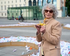 Na napis POKÓJ złożyło się 80 tys. papierowych żurawi wykonanych przez dzieci z wrocławskich szkół