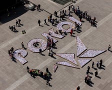 Napis POKÓJ i duży żuraw na placu Wolności, 8 maja 2025