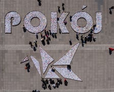 Napis POKÓJ i duży żuraw na placu Wolności, 8 maja 2025