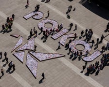 Napis POKÓJ i duży żuraw na placu Wolności, 8 maja 2025