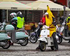 Zlot skuterów Vespa na placu Solnym