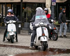 Zlot skuterów Vespa na placu Solnym
