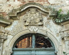 <p>Herb rodu. Ruiny pałacu von Zedlitza w Czerńczycach, oddalonych ok. 25 km od Wrocławia</p>