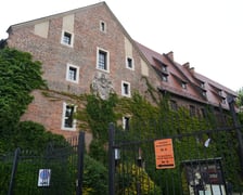 Głosowanie w komisji nr 6 w Arsenale, w Muzeum Miejskim Wrocławia