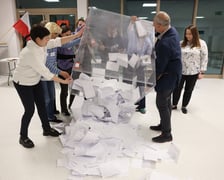 Komisja nr 291 w szkole przy Asfaltowej po zamknięciu lokalu liczy głosy